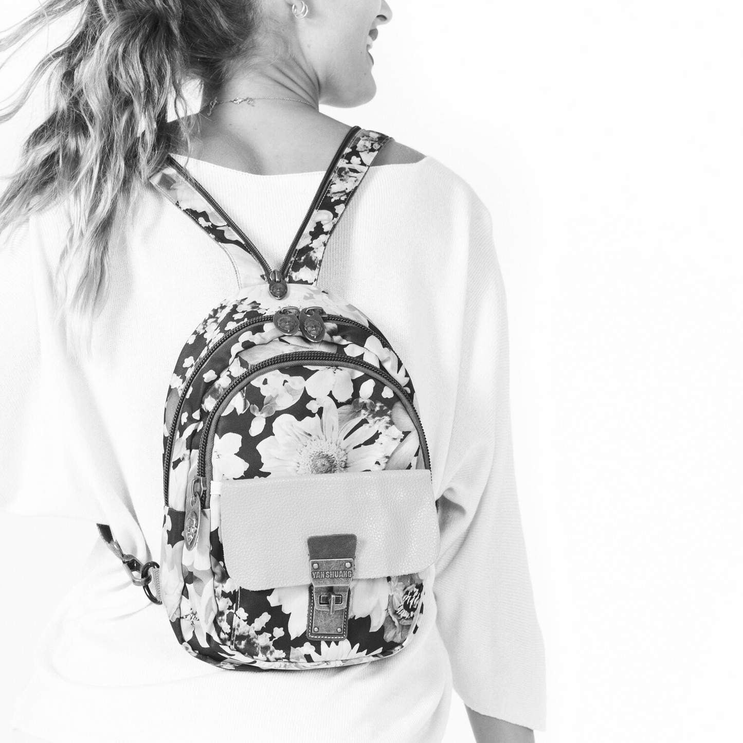 YAN SHUANG Mochila Convertible Crepe Piel Café